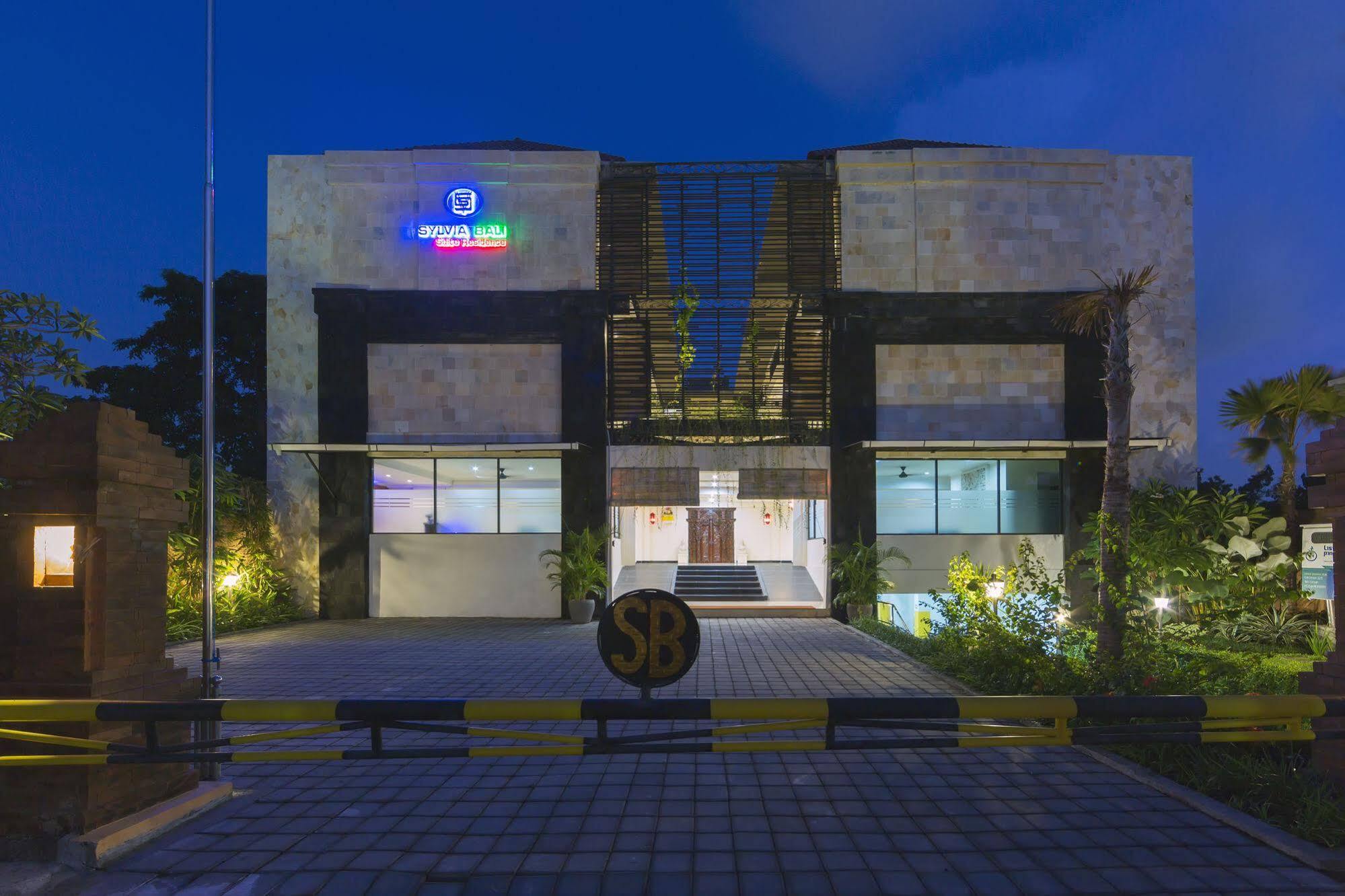 红多兹Plus酒店-巴厘岛画廊2号商城 丹帕沙 外观 照片